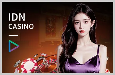 Bàn chơi Poker với chip và quân bài tại King288 Nhà Cái